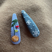 Carica l'immagine nel visualizzatore di Gallery, Mollette per capelli ricamate a mano