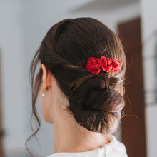 Load image into Gallery viewer, Fermaglio per capelli 3 rose rosse