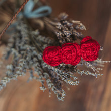 Load image into Gallery viewer, Fermaglio per capelli 3 rose rosse