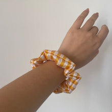 Carica l'immagine nel visualizzatore di Gallery, Scrunchies in Seta