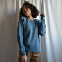 Carica l'immagine nel visualizzatore di Gallery, Maglione Abbraccio di lana Taglia M/L (azzurro e cammello)
