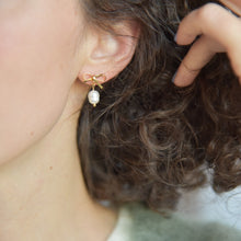 Carica l'immagine nel visualizzatore di Gallery, Orecchini Fiocchetto