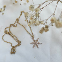 Carica l'immagine nel visualizzatore di Gallery, Collana Snowflake