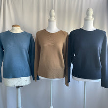 Carica l'immagine nel visualizzatore di Gallery, Maglione Abbraccio di lana Taglia M/L (azzurro e cammello)