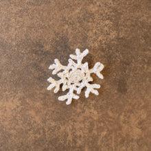 Carica l'immagine nel visualizzatore di Gallery, Spilletta Profumo di neve