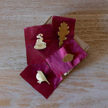 Carica l'immagine nel visualizzatore di Gallery, Spille Ricordo