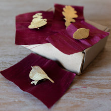 Carica l'immagine nel visualizzatore di Gallery, Spille Ricordo