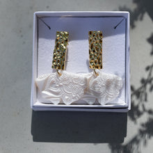 Carica l'immagine nel visualizzatore di Gallery, Orecchini Ibisco