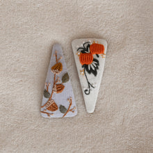 Carica l'immagine nel visualizzatore di Gallery, Mollette per capelli ricamate a mano Grandi