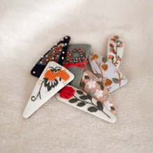 Carica l'immagine nel visualizzatore di Gallery, Mollette per capelli ricamate a mano Grandi