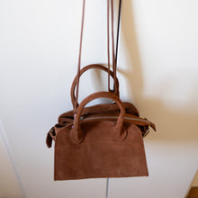 Carica l'immagine nel visualizzatore di Gallery, Borsa Grammofono Suede (2 colori)