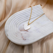 Carica l'immagine nel visualizzatore di Gallery, Collana Cuore Madreperla