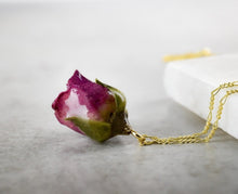 Carica l'immagine nel visualizzatore di Gallery, Collana Piccolo Bocciolo di rosa magenta