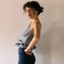 Carica l'immagine nel visualizzatore di Gallery, Top Nuvole di seta