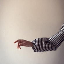 Carica l'immagine nel visualizzatore di Gallery, Top Nuvole di seta