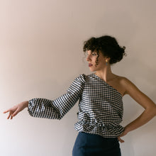 Carica l'immagine nel visualizzatore di Gallery, Top Nuvole di seta