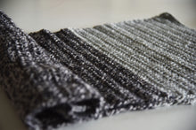 Carica l'immagine nel visualizzatore di Gallery, Maxi Sciarpa in lana - Abricot Atelier