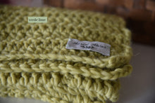 Carica l'immagine nel visualizzatore di Gallery, Maxi Sciarpa in lana - Abricot Atelier