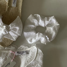 Carica l'immagine nel visualizzatore di Gallery, Scrunchie Sangallo - Abricot Atelier