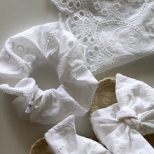 Carica l'immagine nel visualizzatore di Gallery, Scrunchie Sangallo - Abricot Atelier