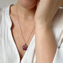 Carica l'immagine nel visualizzatore di Gallery, Collana Piccolo Bocciolo di rosa magenta