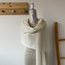 Carica l'immagine nel visualizzatore di Gallery, Stola Sposa in lana mohair e seta