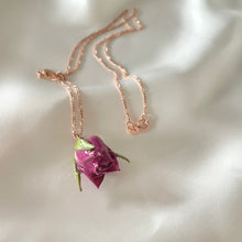 Carica l'immagine nel visualizzatore di Gallery, Collana Piccolo Bocciolo di rosa magenta