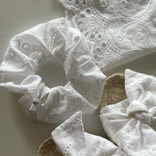 Carica l'immagine nel visualizzatore di Gallery, Scrunchie Sangallo - Abricot Atelier