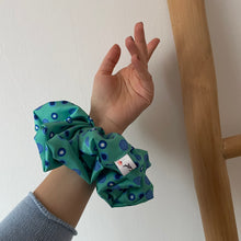 Carica l'immagine nel visualizzatore di Gallery, Big Scrunchie Pois
