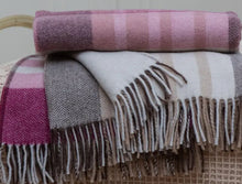 Carica l&#39;immagine nel visualizzatore di Gallery, Tartan Plaid in lana riciclata (PREORDINE)
