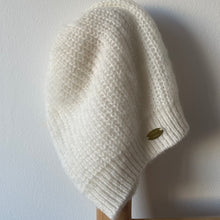 Load image into Gallery viewer, Cappellino in lana mohair
