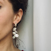 Carica l'immagine nel visualizzatore di Gallery, Orecchini Nerina con perle Keshi
