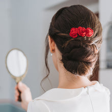 Load image into Gallery viewer, Fermaglio per capelli 3 rose rosse
