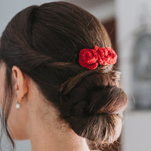 Load image into Gallery viewer, Fermaglio per capelli 3 rose rosse
