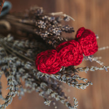 Load image into Gallery viewer, Fermaglio per capelli 3 rose rosse
