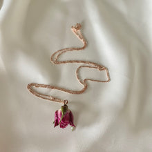 Carica l&#39;immagine nel visualizzatore di Gallery, Collana Piccolo Bocciolo di rosa magenta
